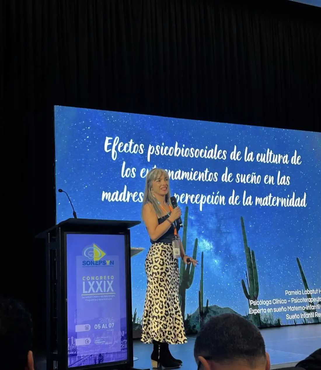 Pamela exponiendo sobre sueño materno-infantil en un congreso