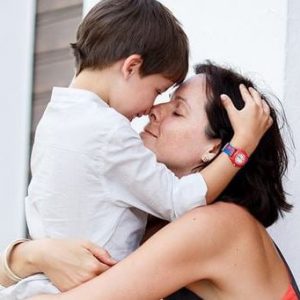 madre-soltera-abrazando-a-su-hijo